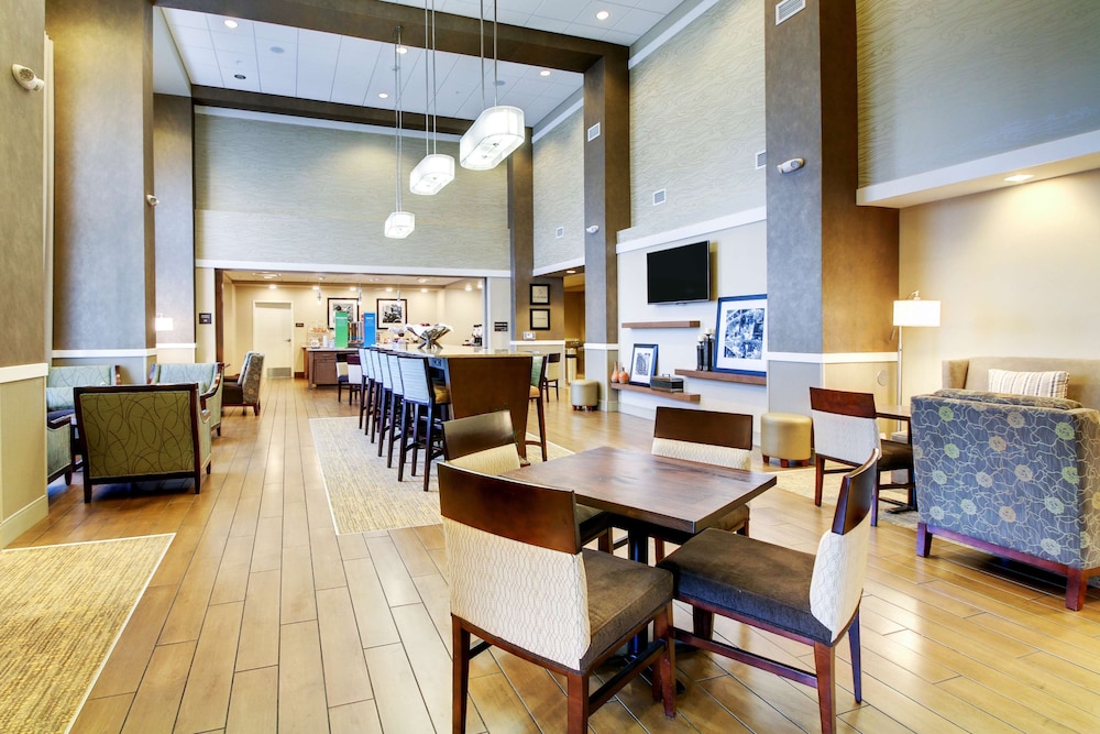 Hampton Inn & Suites Milwaukee West 54/64