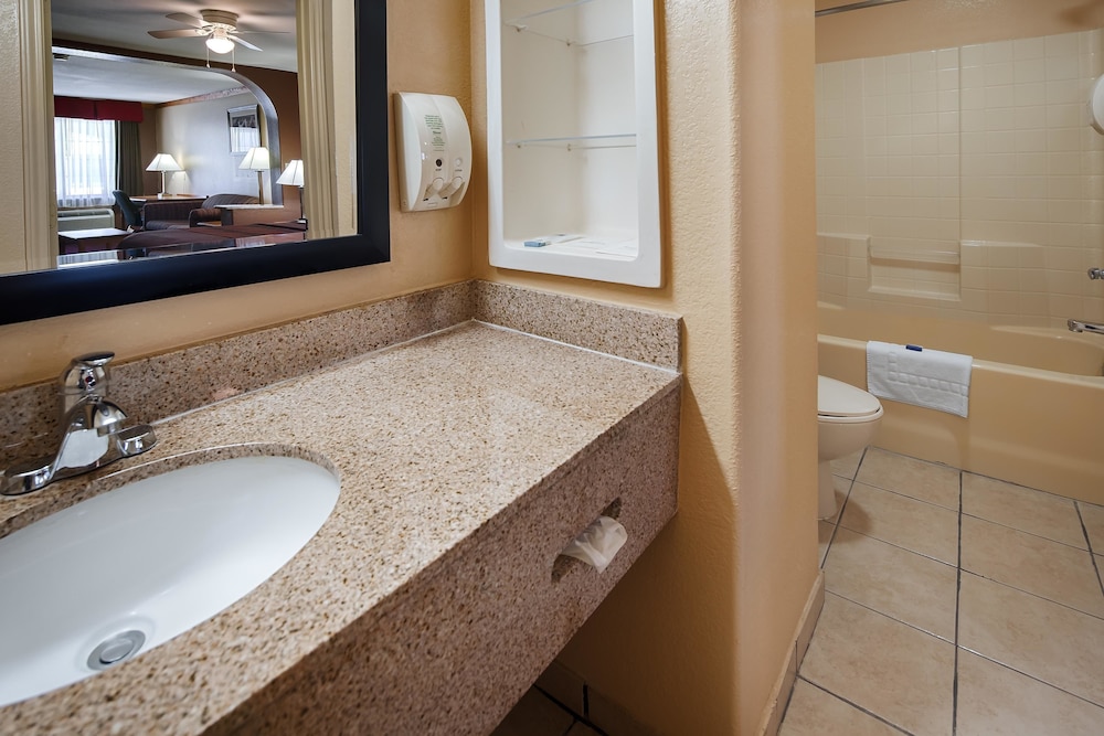 Best Western Windwood Inn & Suites 18/36