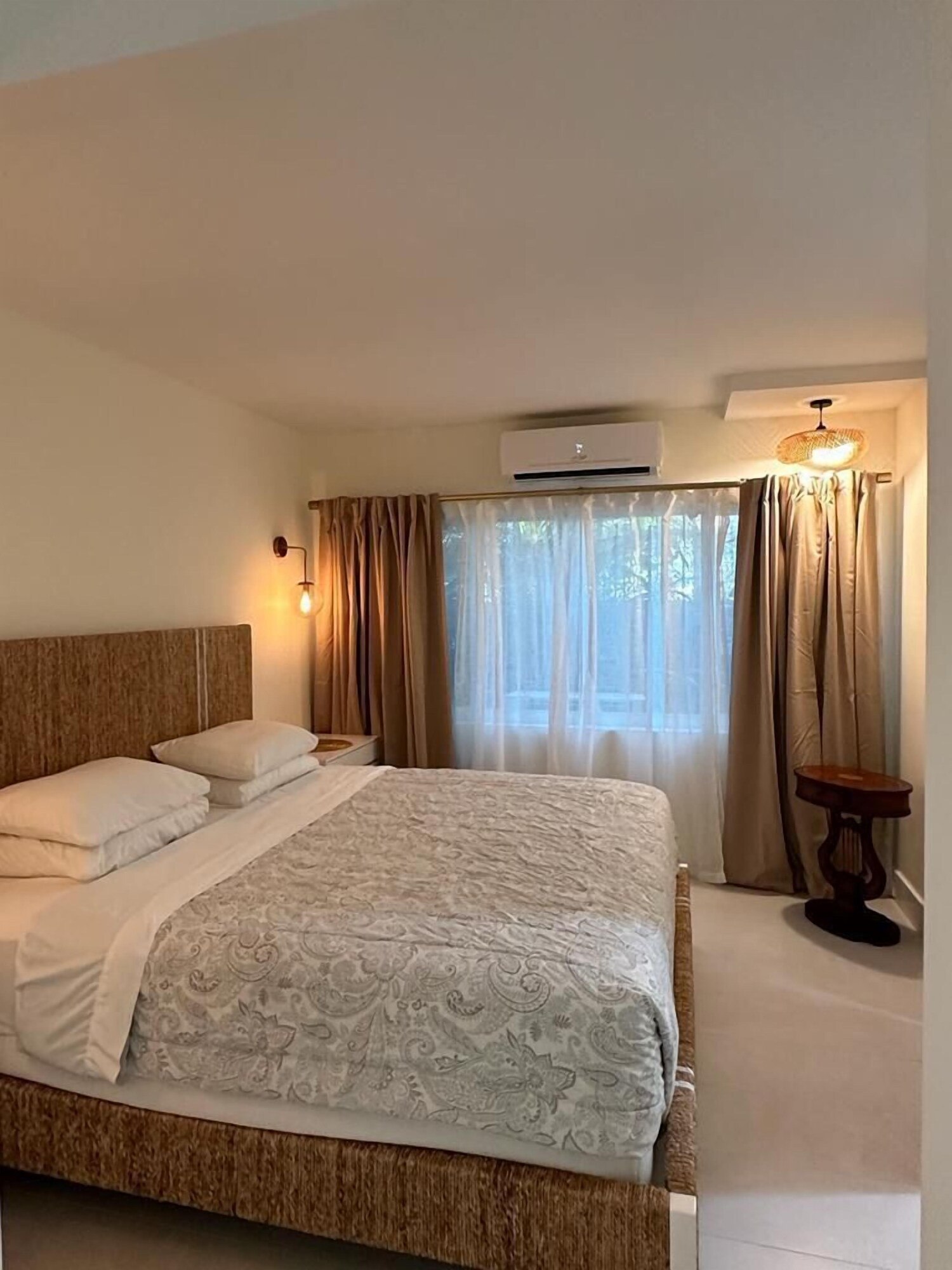 DELUXE, KING BED