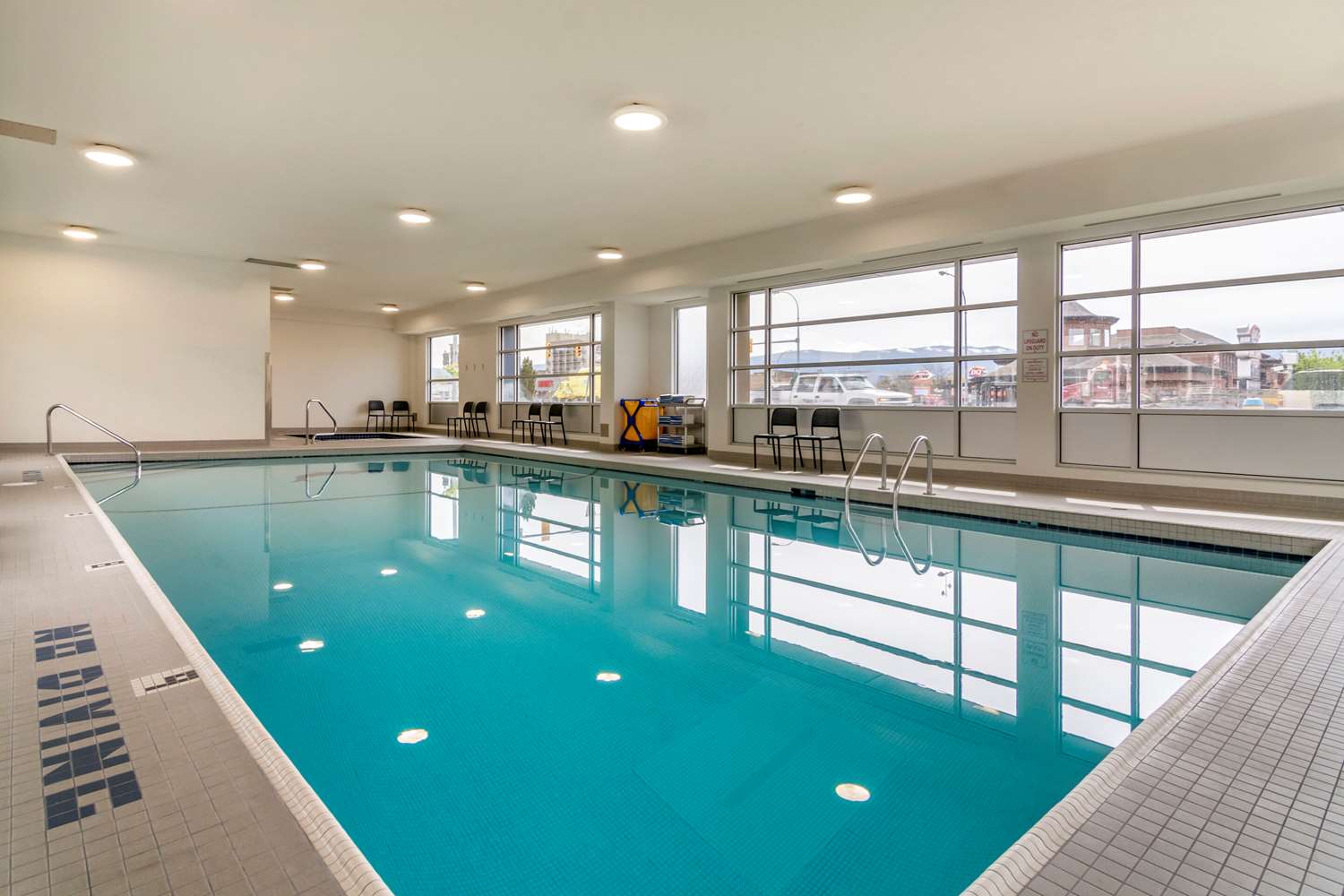 Econo Lodge Inn & Suites Kelowna 4/10