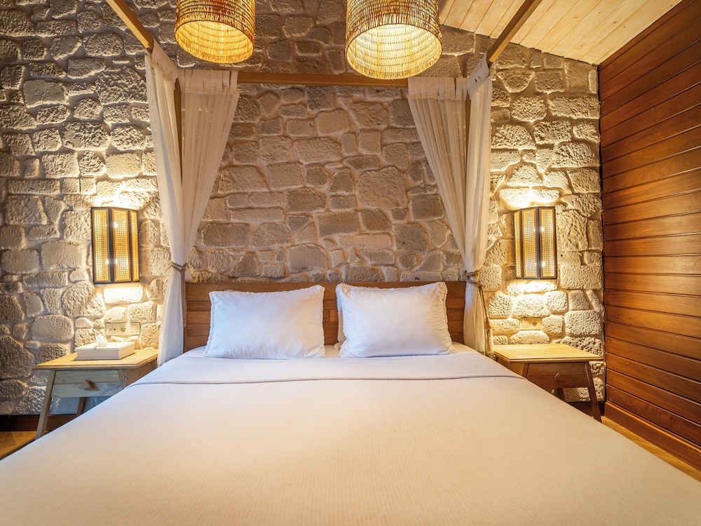 DELUXE, SUITE, KING BED, GARDEN AREA