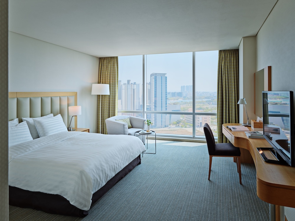 SUPERIOR, DOUBLE BED, EAST TOWER
