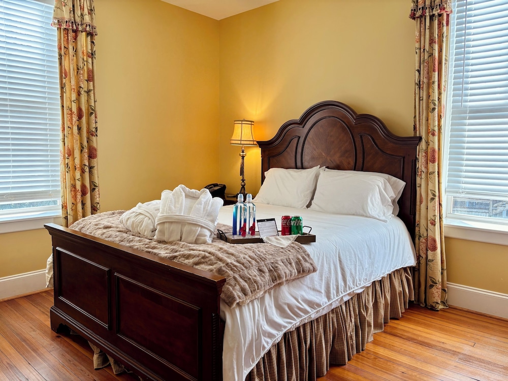 Grand Lux Inn 12/47