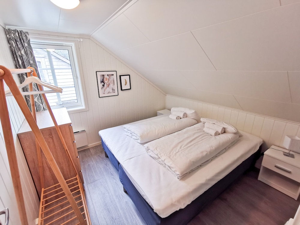 House, Twin Beds, 3 Queen Beds
