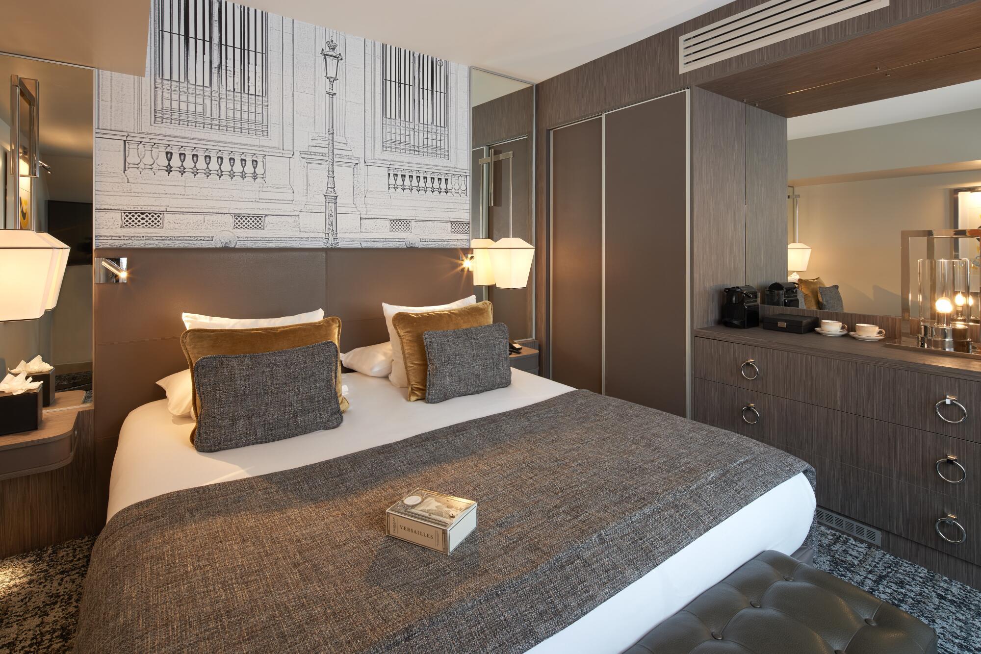 DUPLEX, SUITE