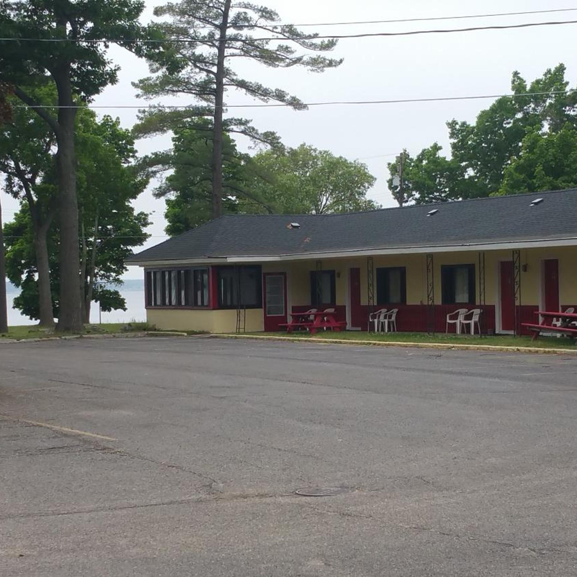 Sun 'n Snow Motel 4/50