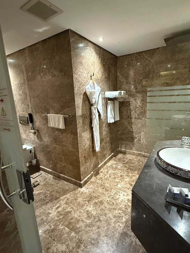 EXECUTIVE, STUDIO, SUITE