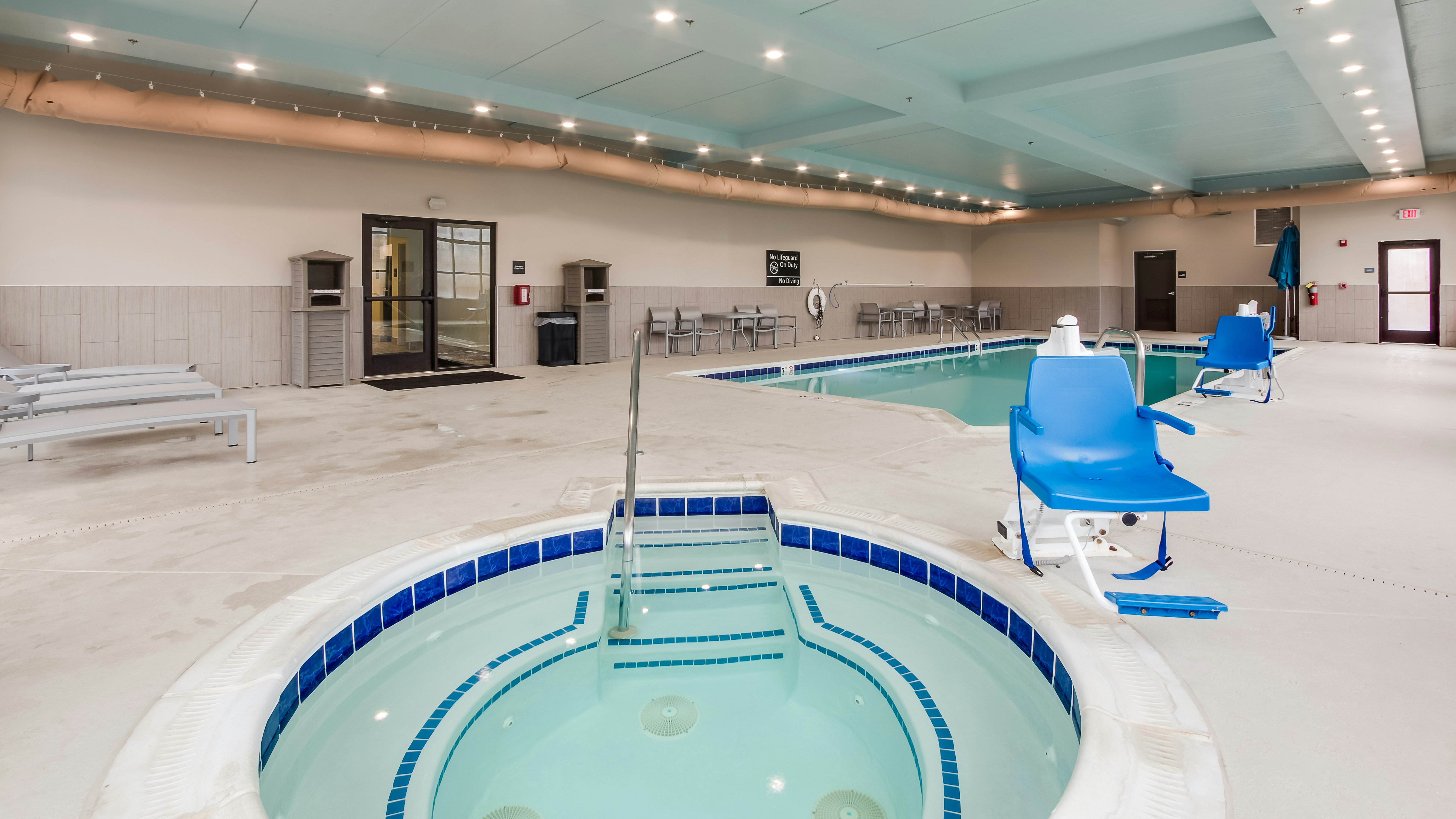 Hampton Inn White House 24/55