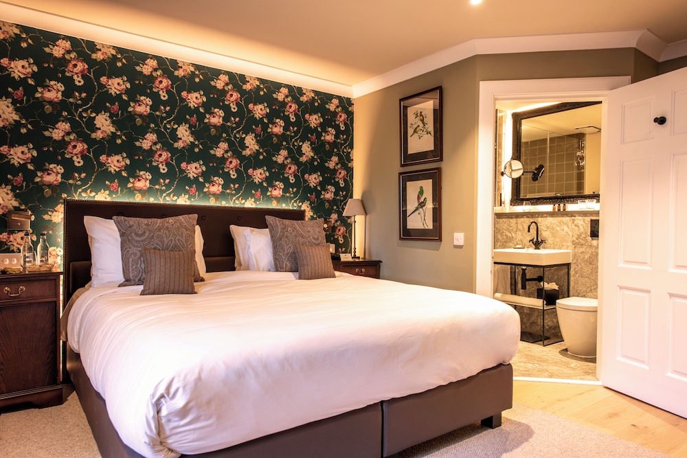 Courtyard, King Bed