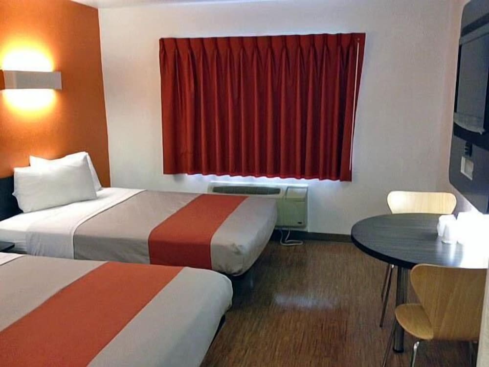 Motel6 Palatine, IL - Chicago Northwest 33/52