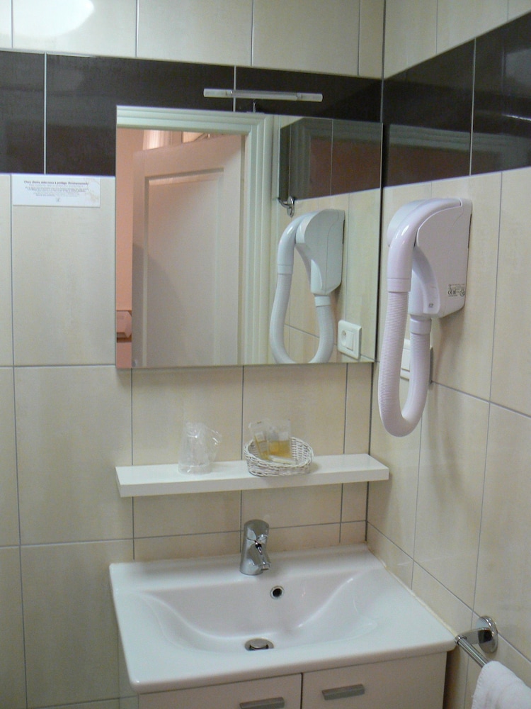 HOTEL LES CHENES 47/50