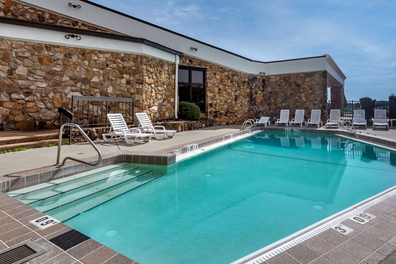 Comfort Inn and Suites Near Danville Mall 19/31