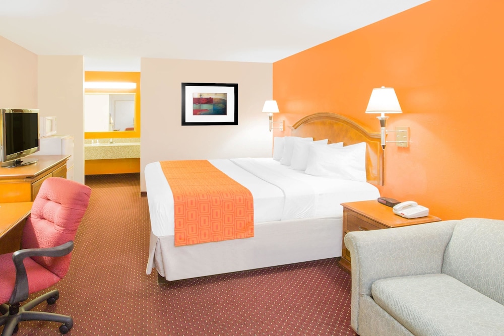 Howard Johnson By Wyndham Dothan 16/25