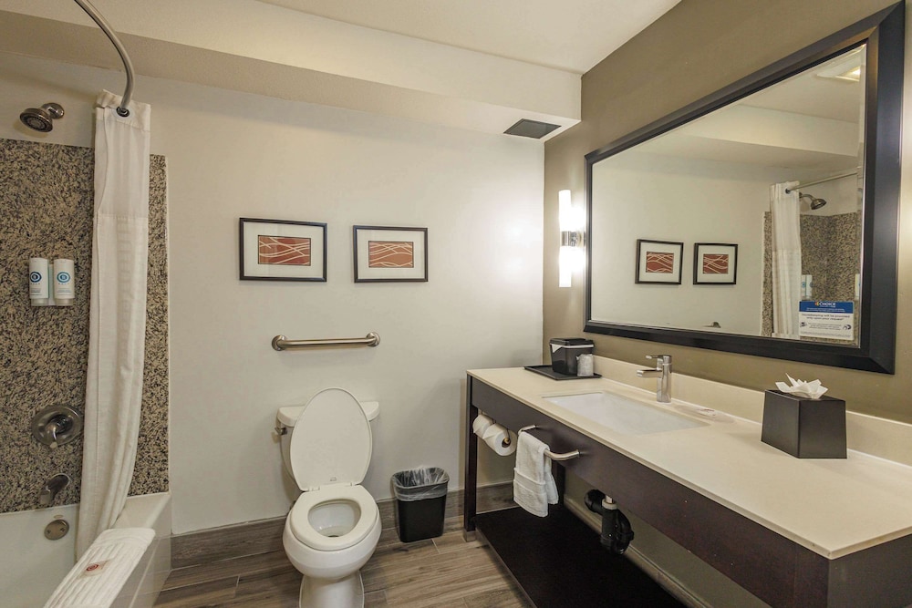 Comfort Inn & Suites Near Universal - N. Hollywood - Burbank 67/68