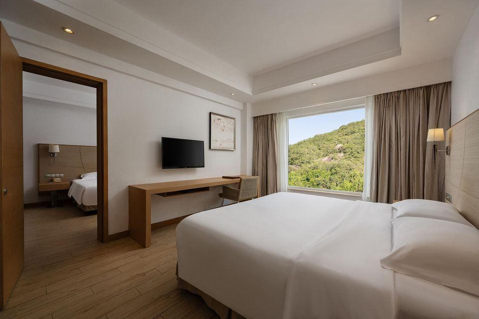 Connecting, Family, 1 King and 1 Single Beds, King and Twin Beds, Mountain View, 2 Bathrooms