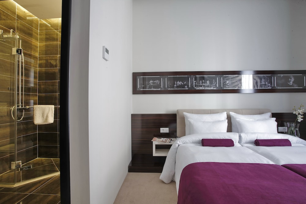 HOTEL THEATER BELGRADE 12/49