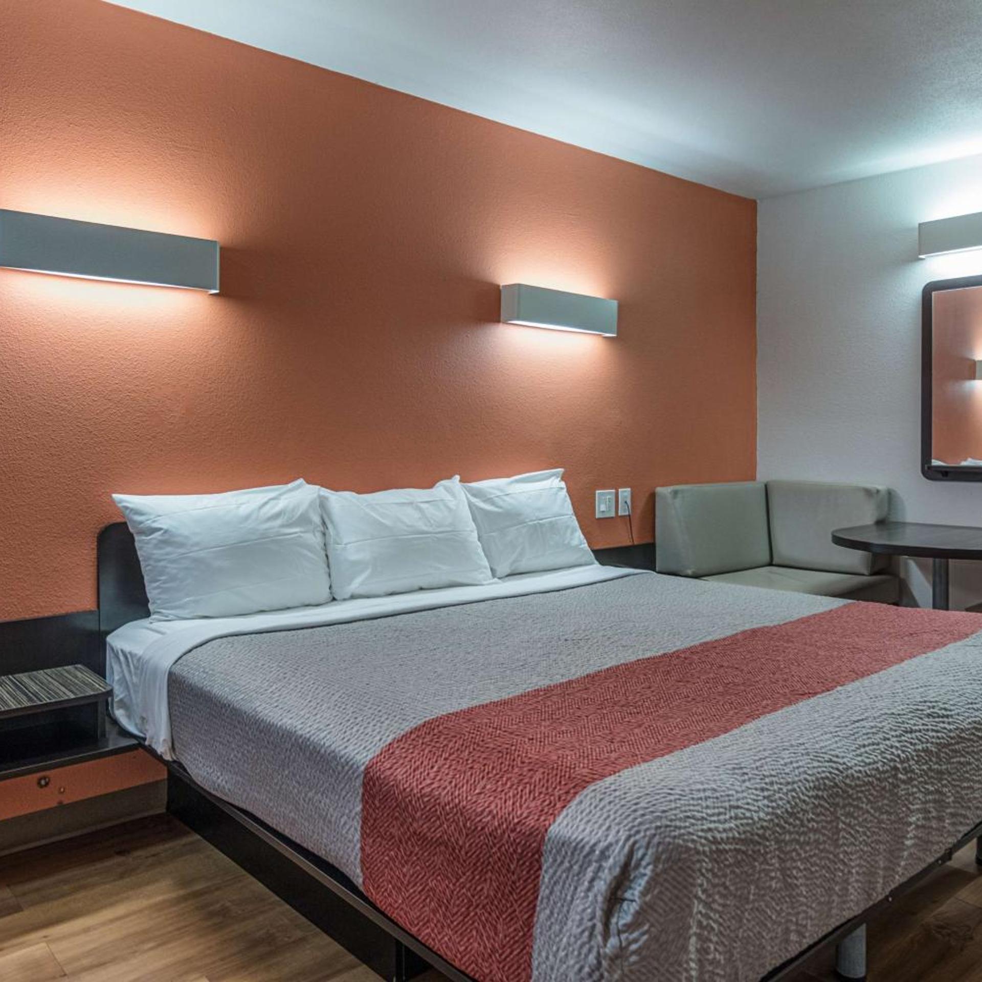 غرفة بسرير كينج للمدخنين، Motel6 Texarkana, AR 3/8