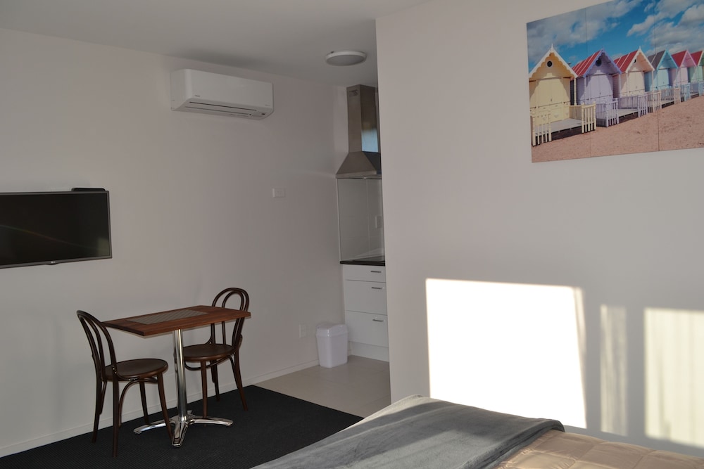 319 Addington Motel 31/38