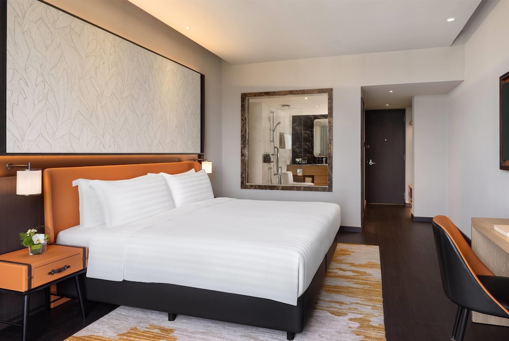 PREMIER, KING BED, SKYLINE VIEW