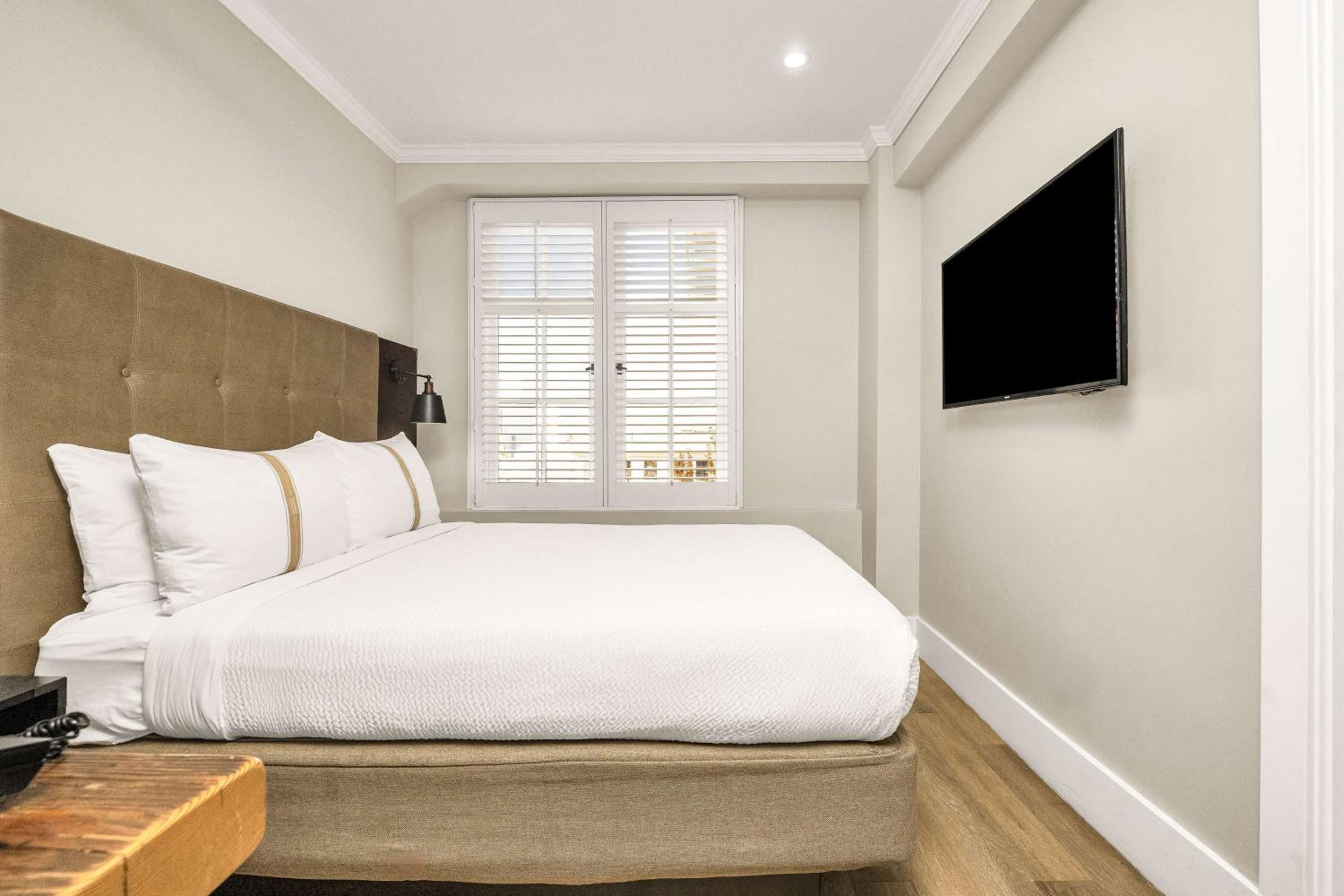 Petite, Queen Bed