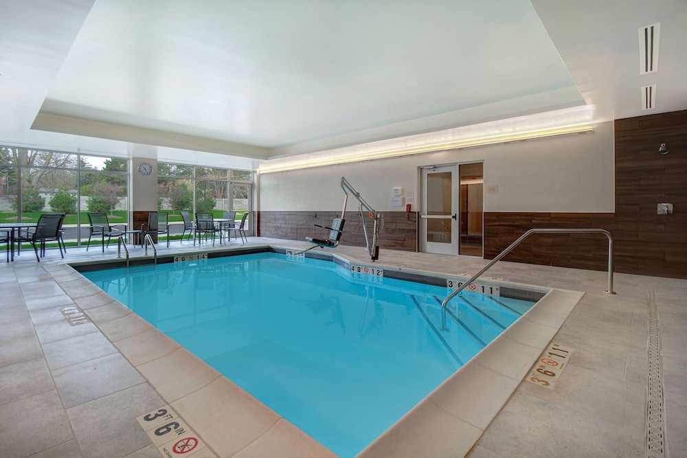 Fairfield Inn & Suites Rochester Hills 17/34