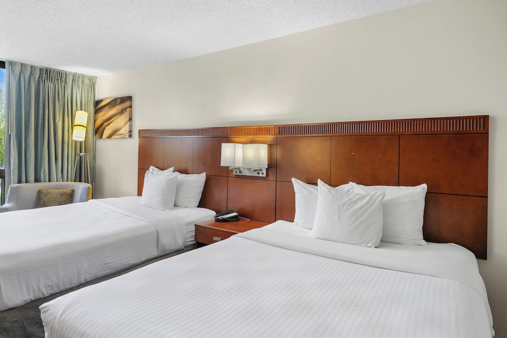 DELUXE, 2 QUEEN BEDS, CITY VIEW