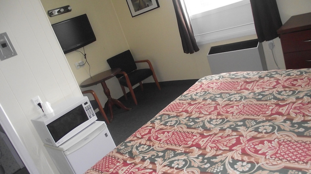 Empress Inn And Suites By the Falls 54/61