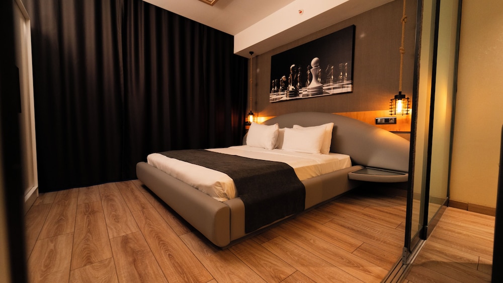 DELUXE, SUITE, QUEEN BED, GARDEN VIEW, SOFA