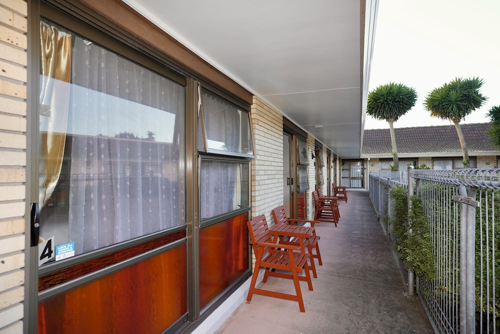 DUKES MIDWAY LODGE 6/43