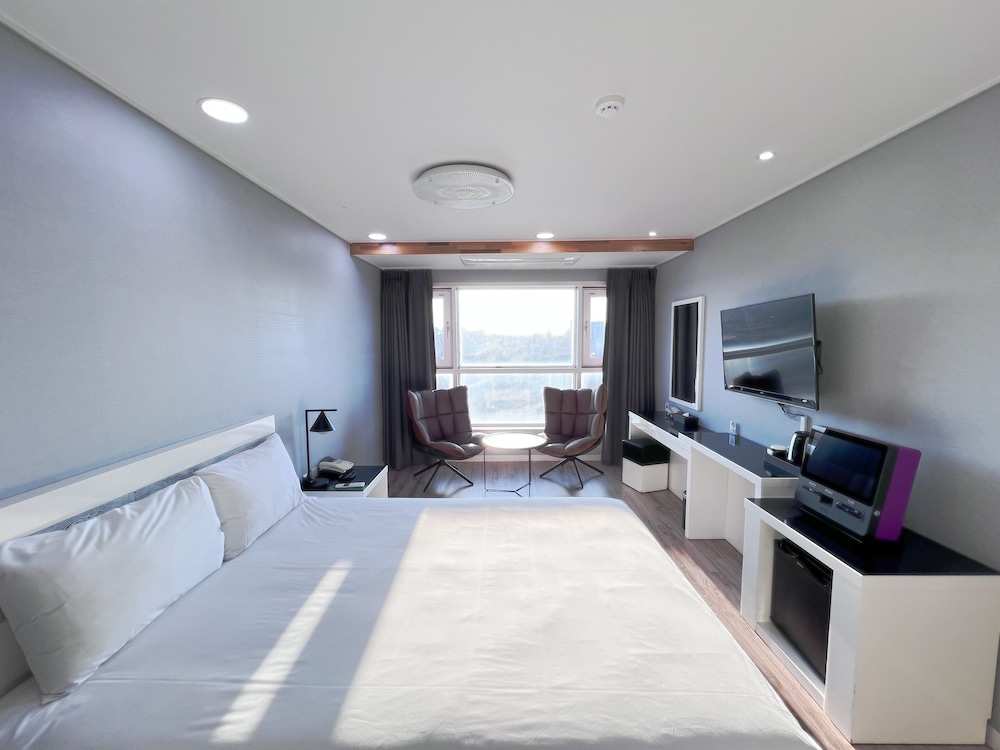 DELUXE, DOUBLE BED, MOUNTAIN VIEW