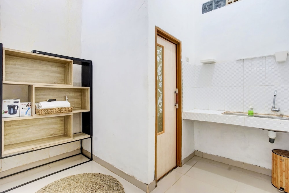 OYO 90124 Oemah Ratu Hostel Syariah 4/28
