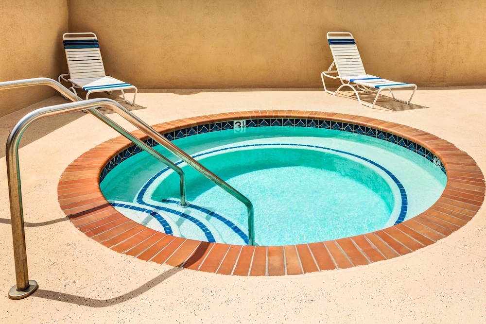 Days Inn & Suites by Wyndham Fullerton 11/26