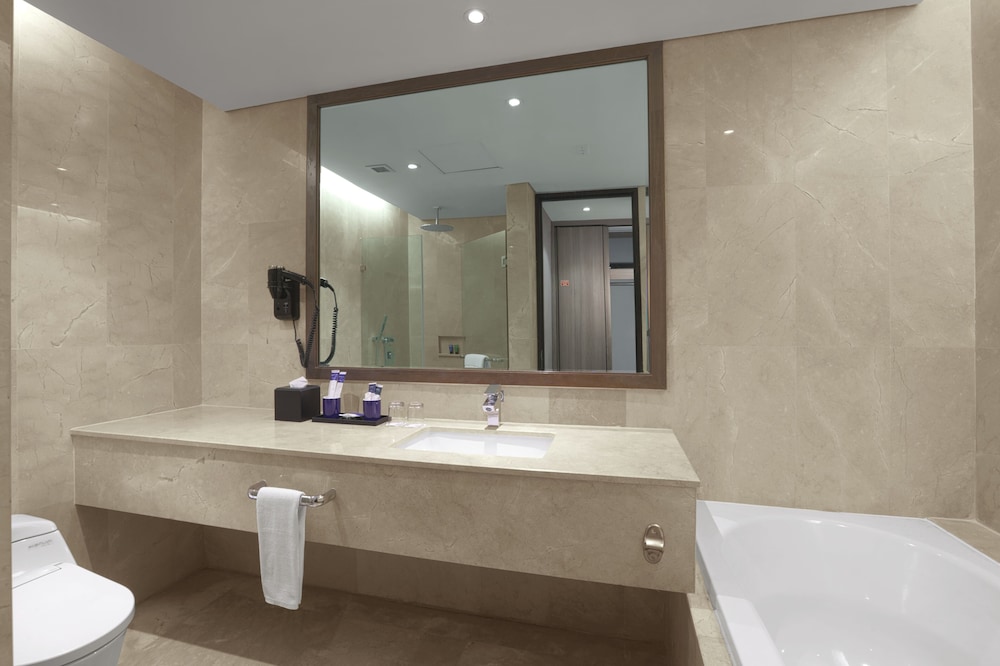 Aston Priority Simatupang Hotel and Conference Center 69/72
