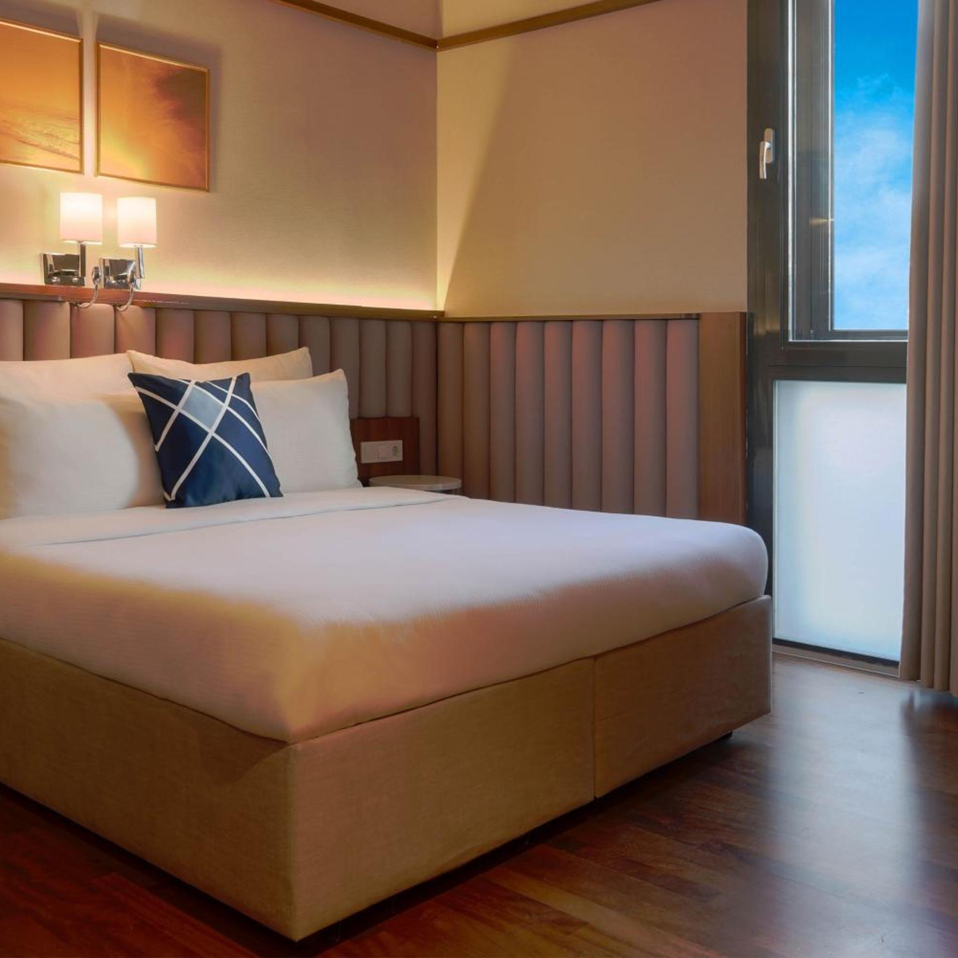 Standard, King Bed, Urban View