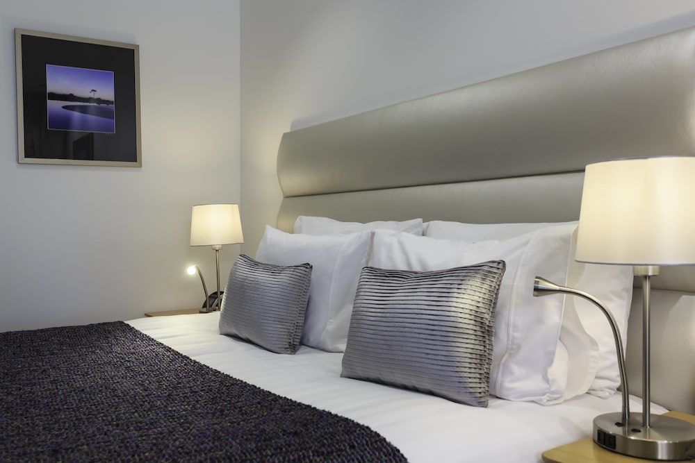 Trailways Hotel 30/70