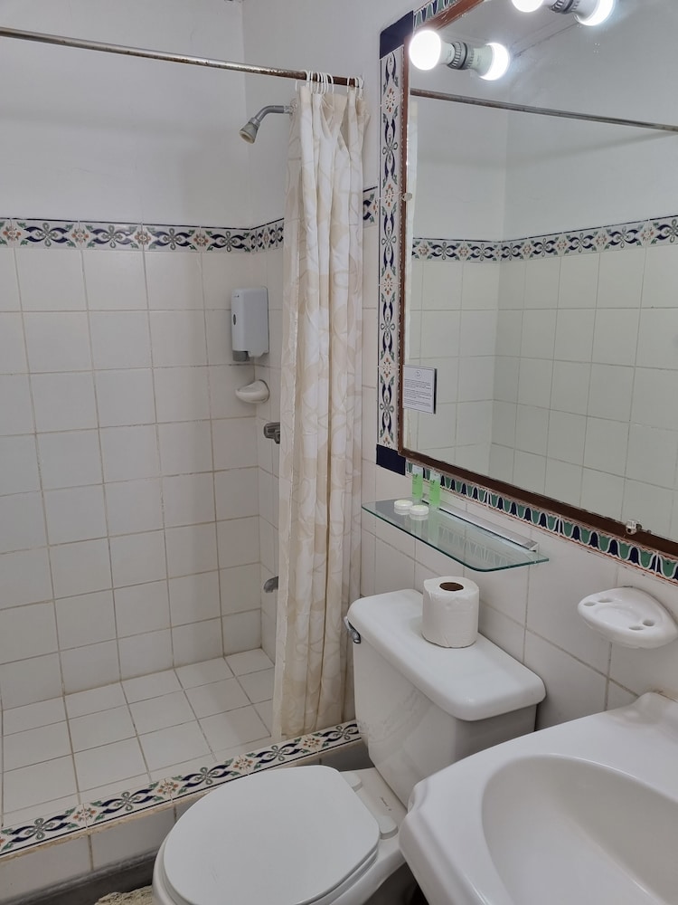 1492 Hotel 50/51