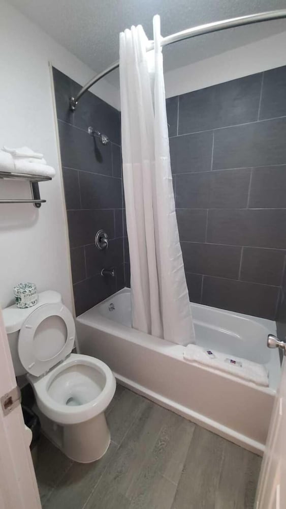 Motel 6 Branson West Silver Dollar City 25/58