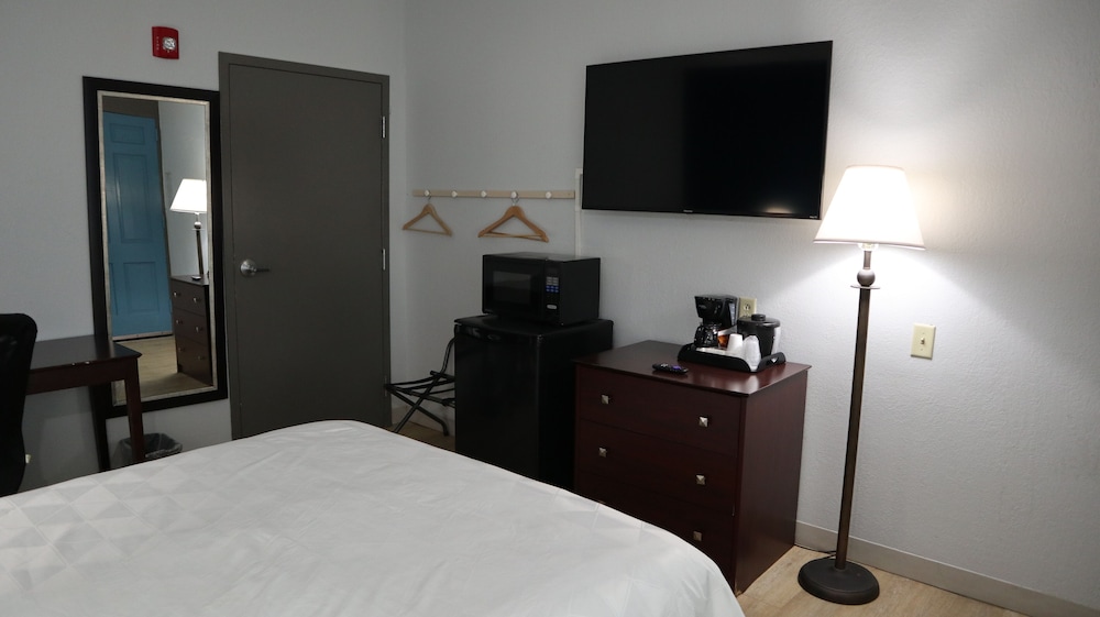 Airport Waterfront Inn 12/59