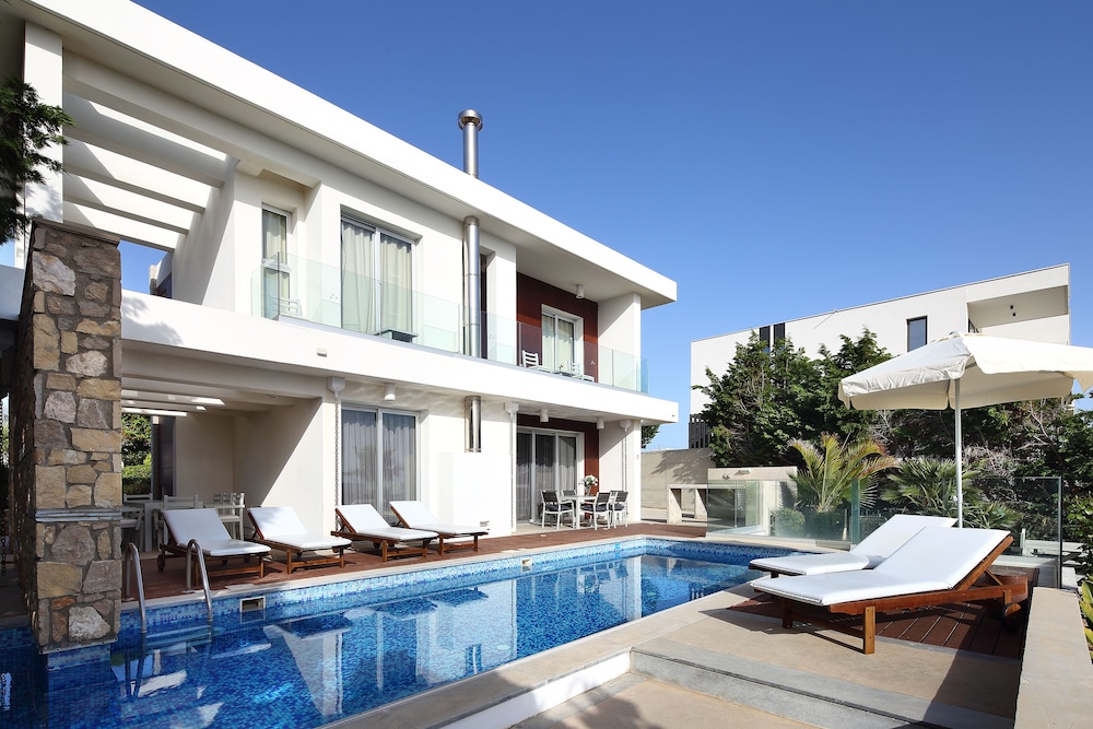 Paradise Cove Luxurious Beach Villas 2/50