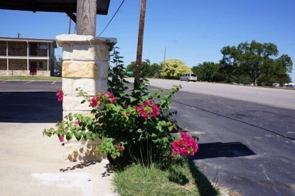Ranch House Inn and Suites 23/28