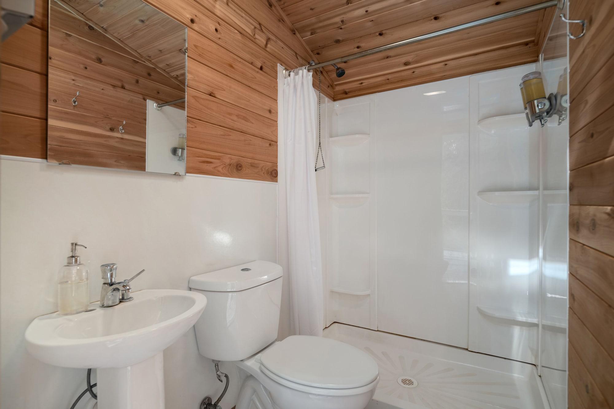 Safari, Tent, Shared Bathroom، Under Canvas Yellowstone 2/2
