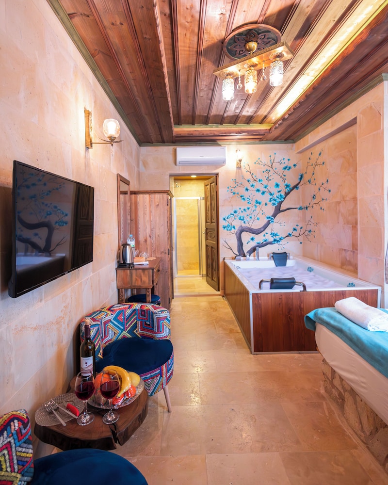 Bayar Cave Suite 45/60