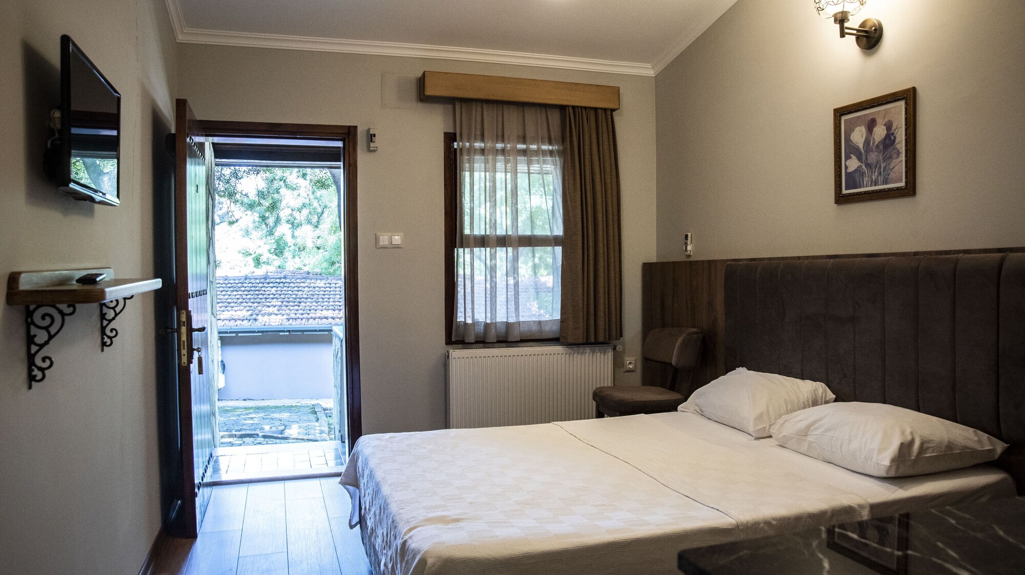 ROOM, DOUBLE BED