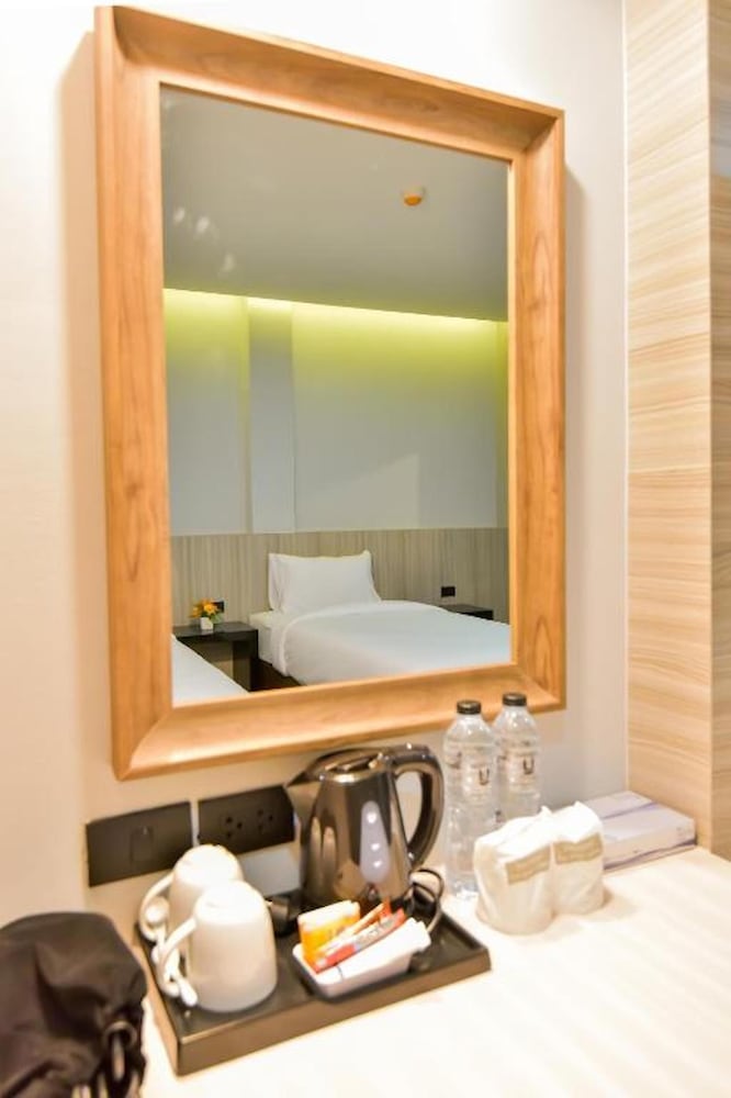 Urip Resort Phi Phi Island 50/50