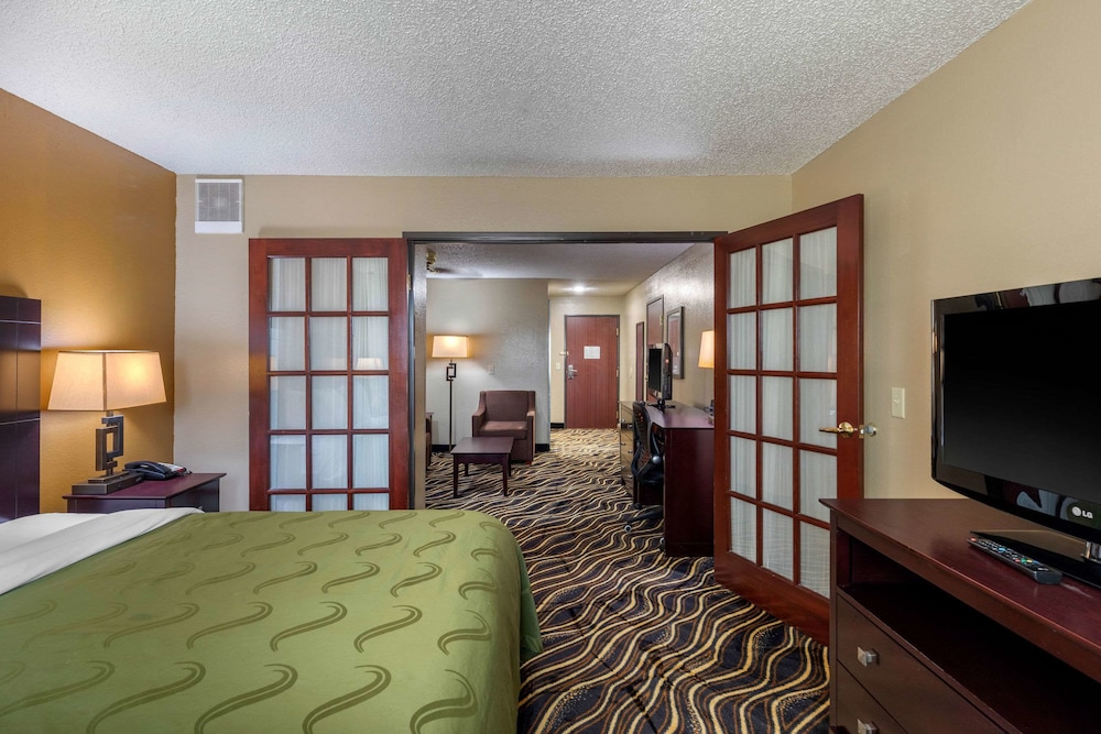 Quality Suites Addison-Dallas 21/42