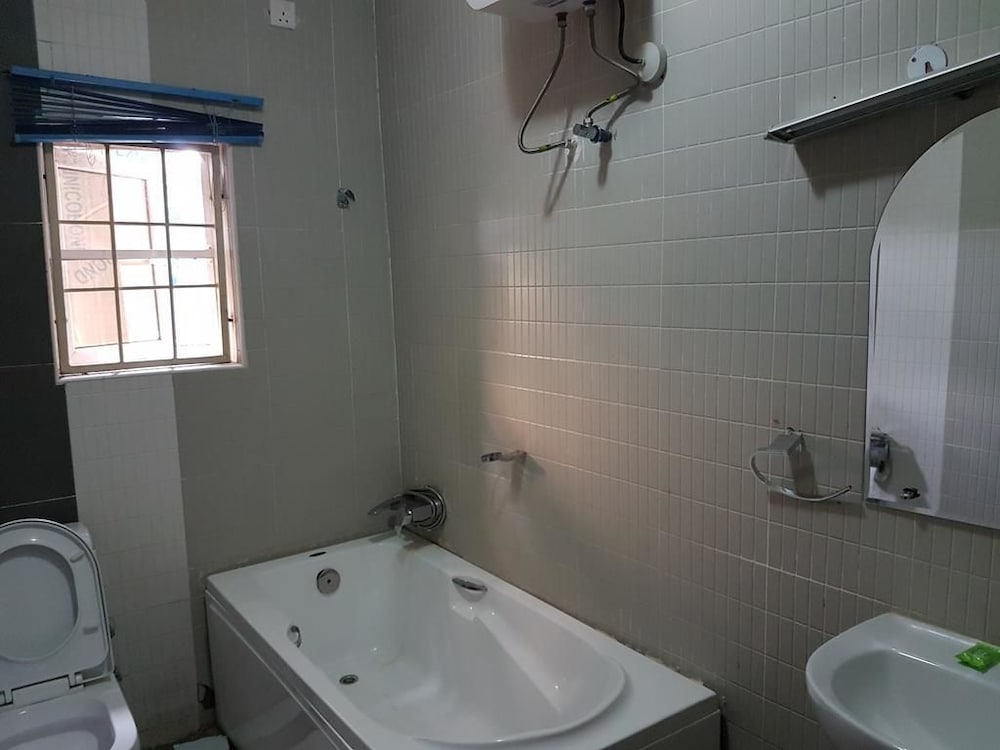 Emzrel Hotel & Suites 13/14
