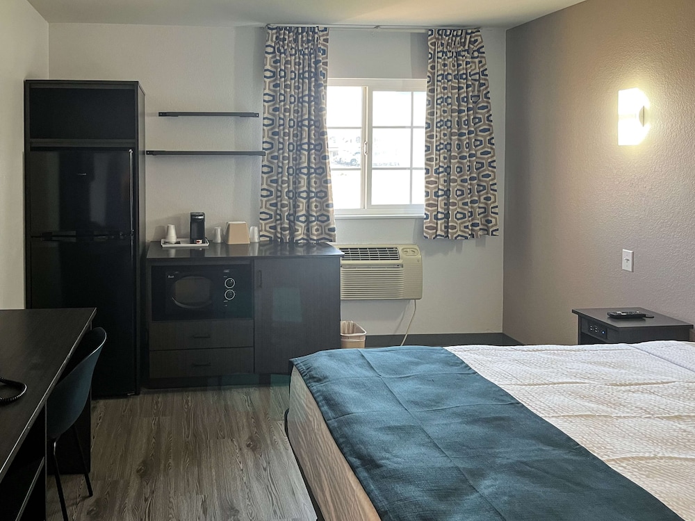 Studio6 Suites Delano, CA 24/40