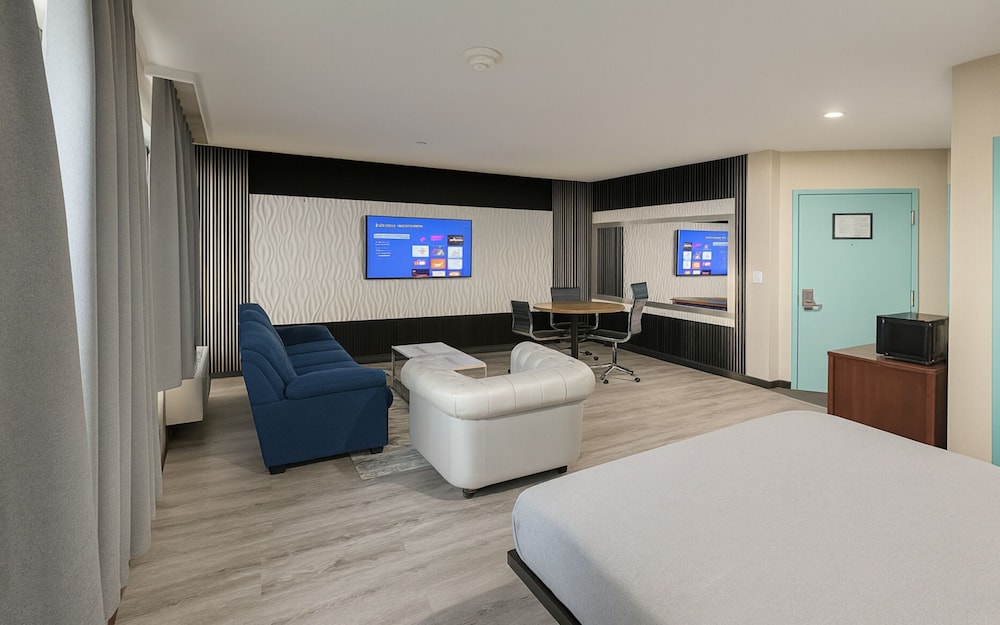 Hotel Pergola JFK Airport 4/15