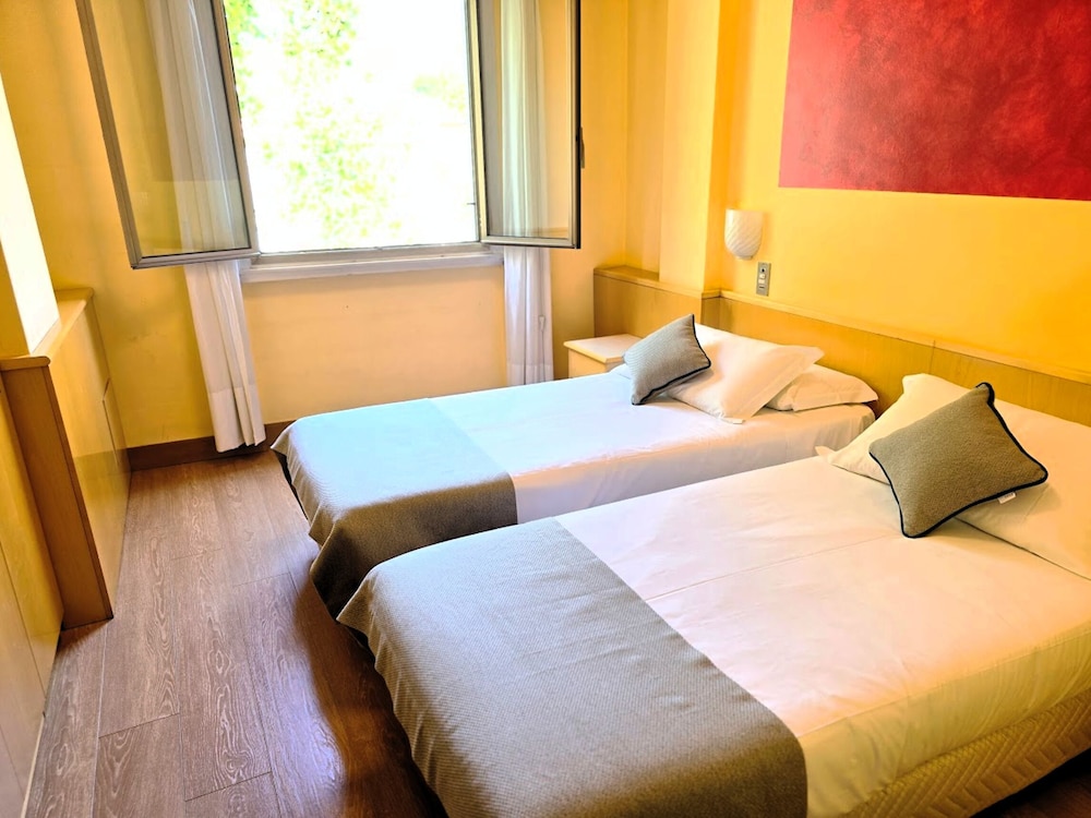 ROOM, DOUBLE OR TWIN BED