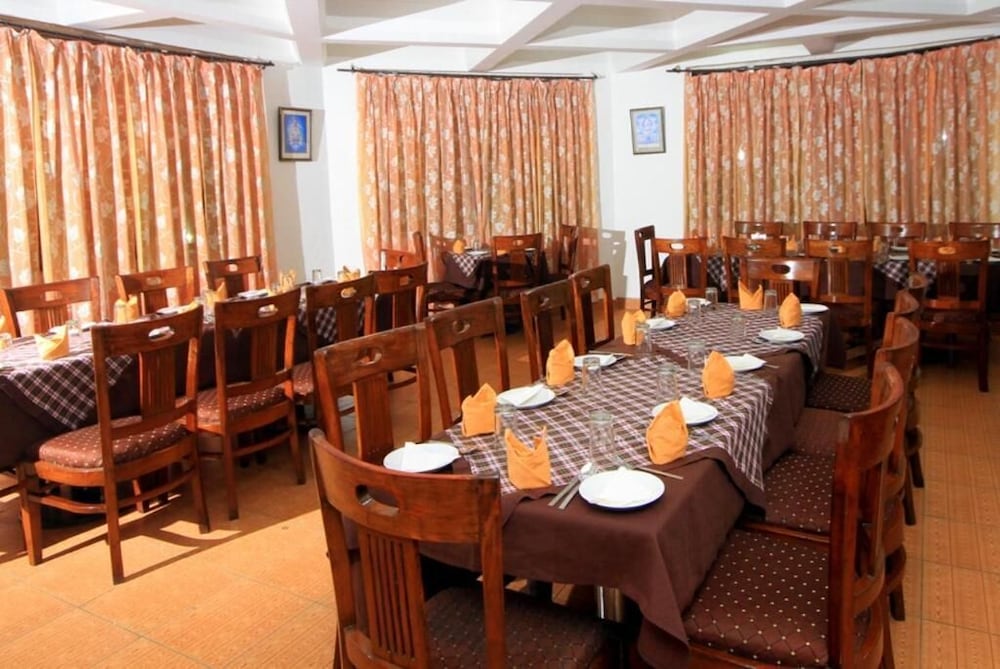 ANAND PALACE HOTEL 28/42